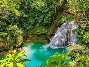 Half-Day Adventure Tour of Dunn's River Falls and Blue Hole in Ocho Rios