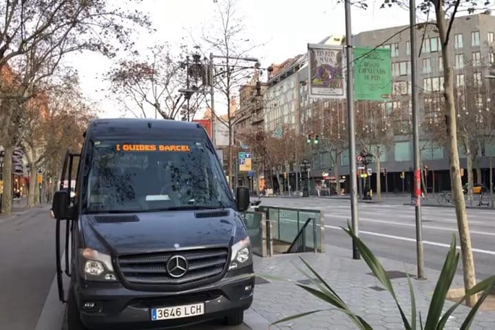 Private Transfer from Barcelona City to the Airport for a group up to 15 people 4