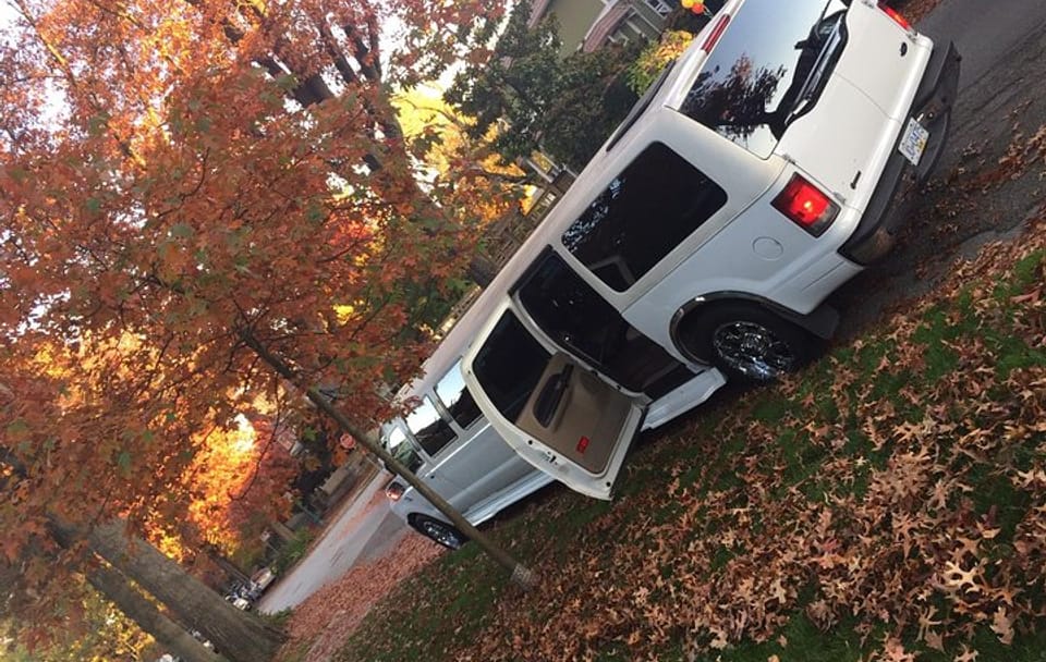 Private SUV Limousine Transfers From Vancouver Airport to Downtown Vancouver.