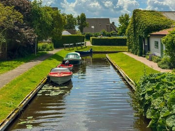 Private Giethoorn Day Tour with Car and Walking from Amsterdam