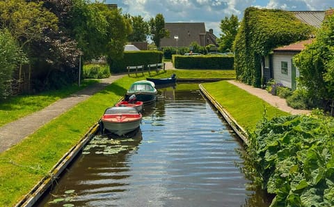 Private Giethoorn Day Tour with Car and Walking from Amsterdam