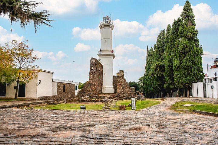 Explore Colonia del Sacramento: Guided Tour from Buenos Aires