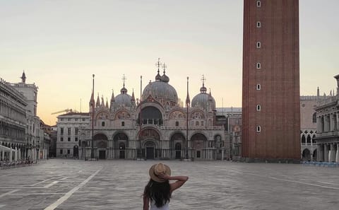 Professional Photoshoot Experience in St. Mark's Square, Venice