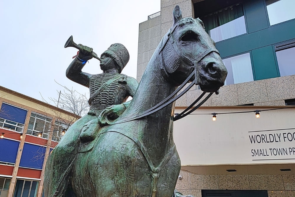 Statue of De Gele Rijders at along the road of the urban exploration game City Detective Arnhem.