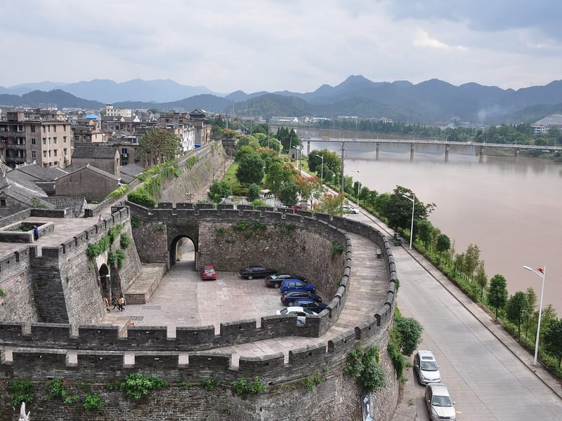 Linhai: Taizhou Prefecture City Wall, East Lake & Old Street Private Day Tour