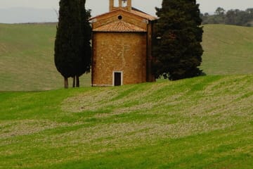 Walking Tour of Medieval Streets and Gardens in San Quirico d'Orcia