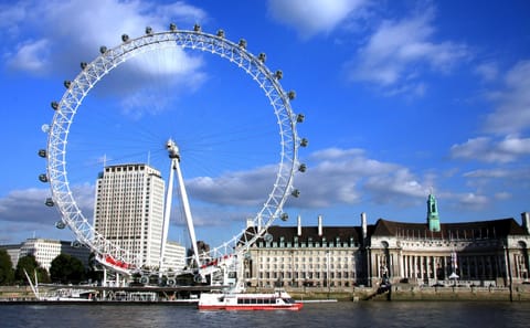 Self-Drive Tour of Iconic UK Destinations from London