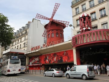 Cinematic Walking Tour of Iconic Film Locations in Paris