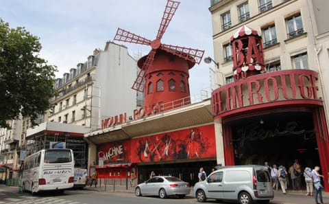 Cinematic Walking Tour of Iconic Film Locations in Paris