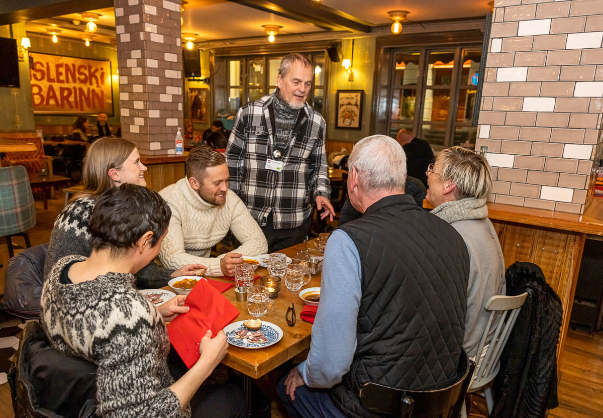 A group of guests enjoying the atmosphere in the restaurant. 