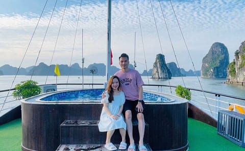 Luxury Halong Bay Cruise with Jacuzzi and Scenic Views