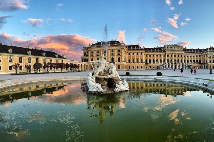 Salzburg to Vienna private transfer with Hallstatt stop 4