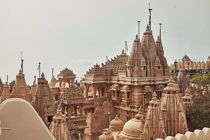 Divine Hills and Temples: Palitana Jain Temple Trekking Tour