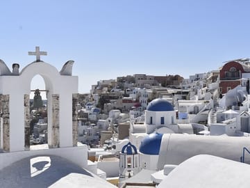 Oia’s heart in one picture — white curves, blue domes, and emotions no camera can truly capture.