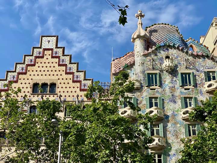Two famous buildings: om the left Casa Amatller, on the right Casa Batlló with its colourful façade