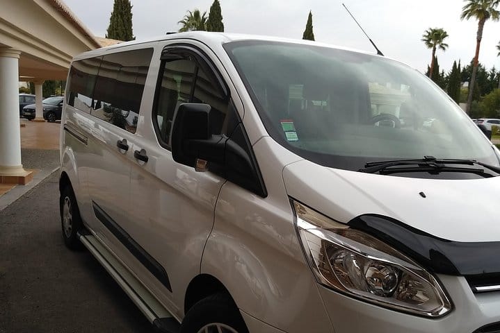 Private transfer between Seville and Faro 9