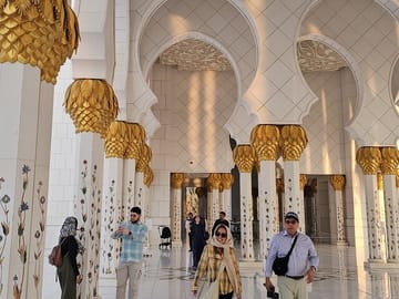 Abu Dhabi City Tour: Sheikh Zayed Mosque and Qasr Al Watan