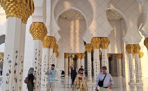 Abu Dhabi City Tour: Sheikh Zayed Mosque and Qasr Al Watan