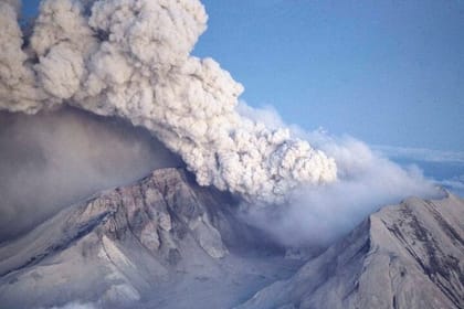 Explore Mt Saint Helen from Seattle in a small group