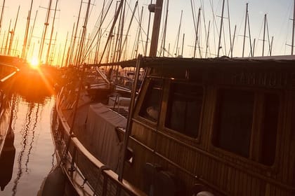 Wine Tasting & Food on Luxury Yacht Sunset – Evening in Marina