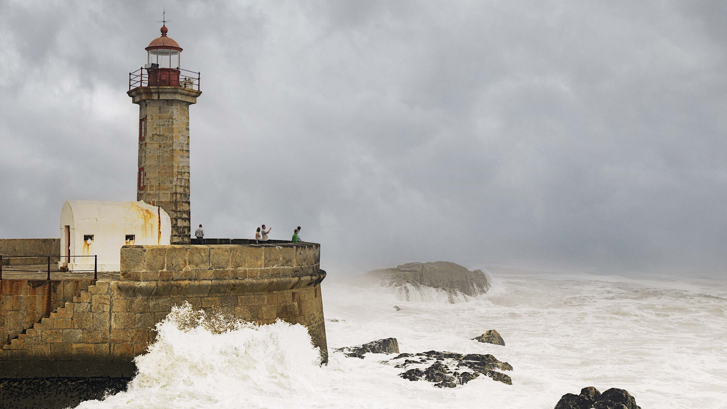 Farol de Felgueiras facing the Atlantic Ocean.