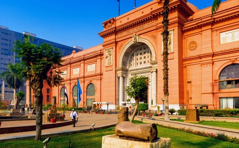 Guided Day Trip to Giza Pyramids and Egyptian Museum in Cairo