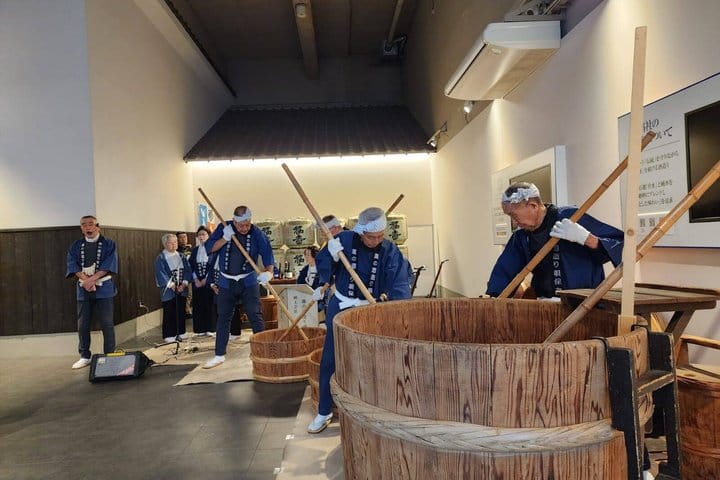 Private Sake & Food Tour: Kuromon Market, Nada Brewery, Kobe Port