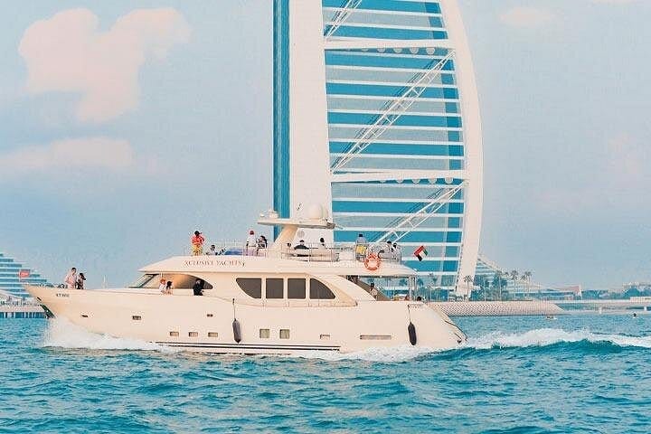 Dubai: Luxury Shared Yacht Tour with Breakfast or BBQ – Explore Iconic Dubai from the Sea