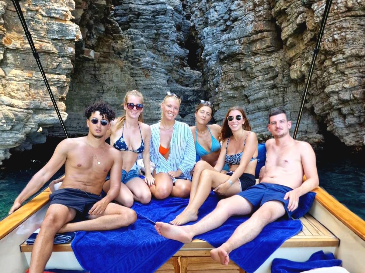 Along the way, the boat passes by picturesque beaches like Mogren and Jaz, allowing guests to admire the coastline from the comfort of the v