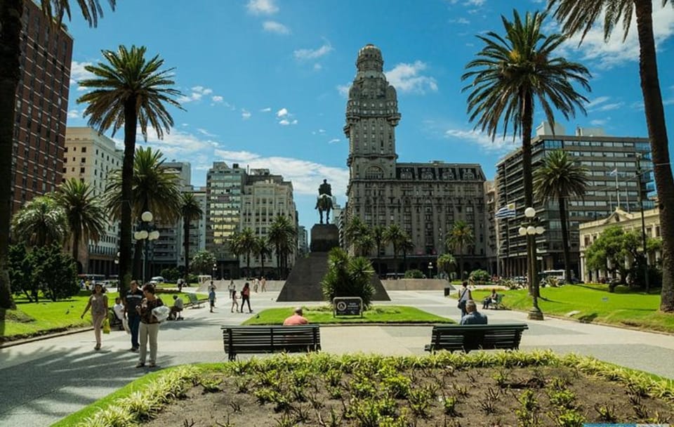 Montevideo Day Trip from Buenos Aires with Lunch and Transfers