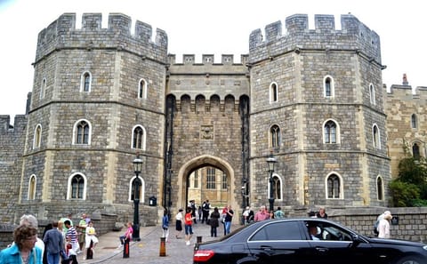 Private Tour of Windsor Castle, Stonehenge & Salisbury Cathedral