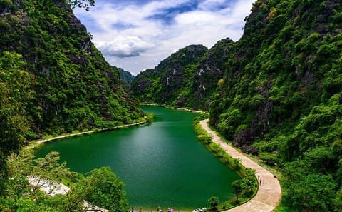 Hoa Lu Full-Day Tour with Bich Dong Pagoda and Tam Coc