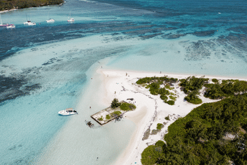 Speedboat Tour of Five Islands with Lunch in Trou d'Eau Douce