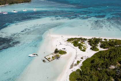 Speedboat Tour of Five Islands with Lunch in Trou d'Eau Douce
