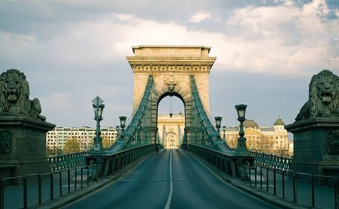 Budapest City Highlights and Széchenyi Bath Experience