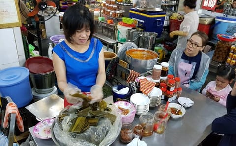Culinary Tour of Con Market and Seafood Street in Da Nang