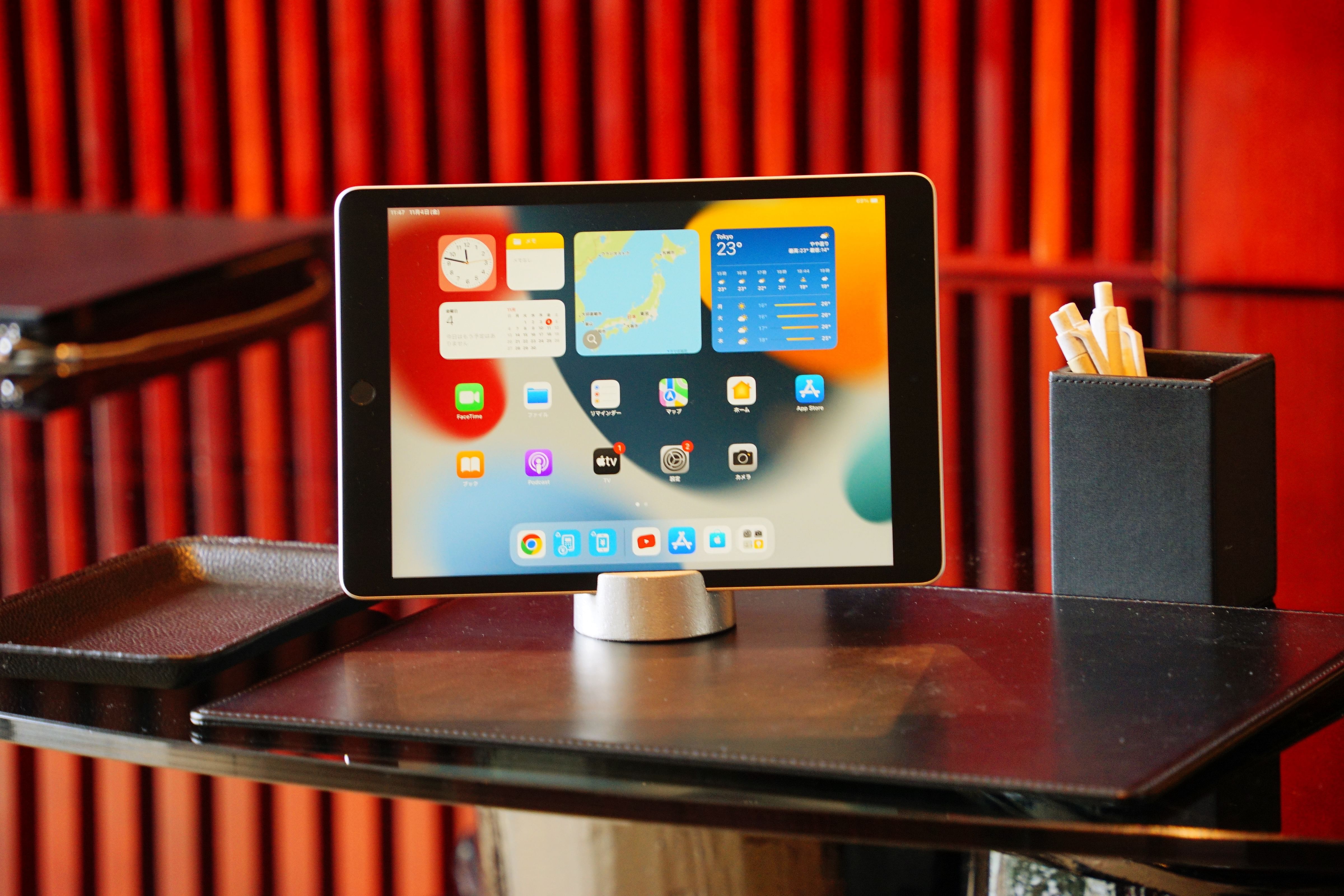 Contemporary tablet/smartphone stand - personalized engraving experience!