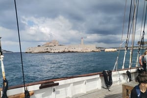 Discovery of the coves of the Blue Coast by boat