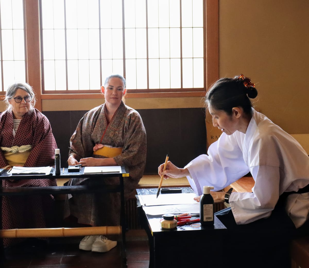 Calligraphy➤ First, the calligrapher demonstrated the handling of the brush and the stroke order of kanji characters by example.