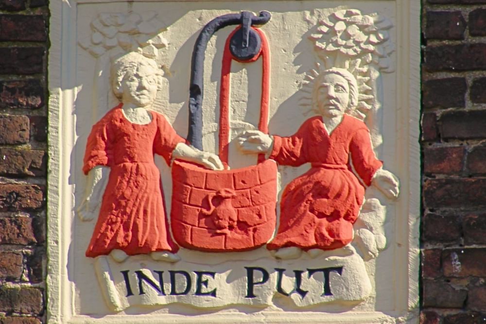 Close up of a gable stone in a hidden alley during the Den Bosch scavenger hunt City Detective.