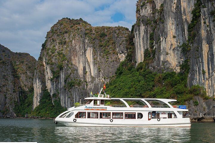 Luxurious Alova Premium Cruise Experience in Halong Bay