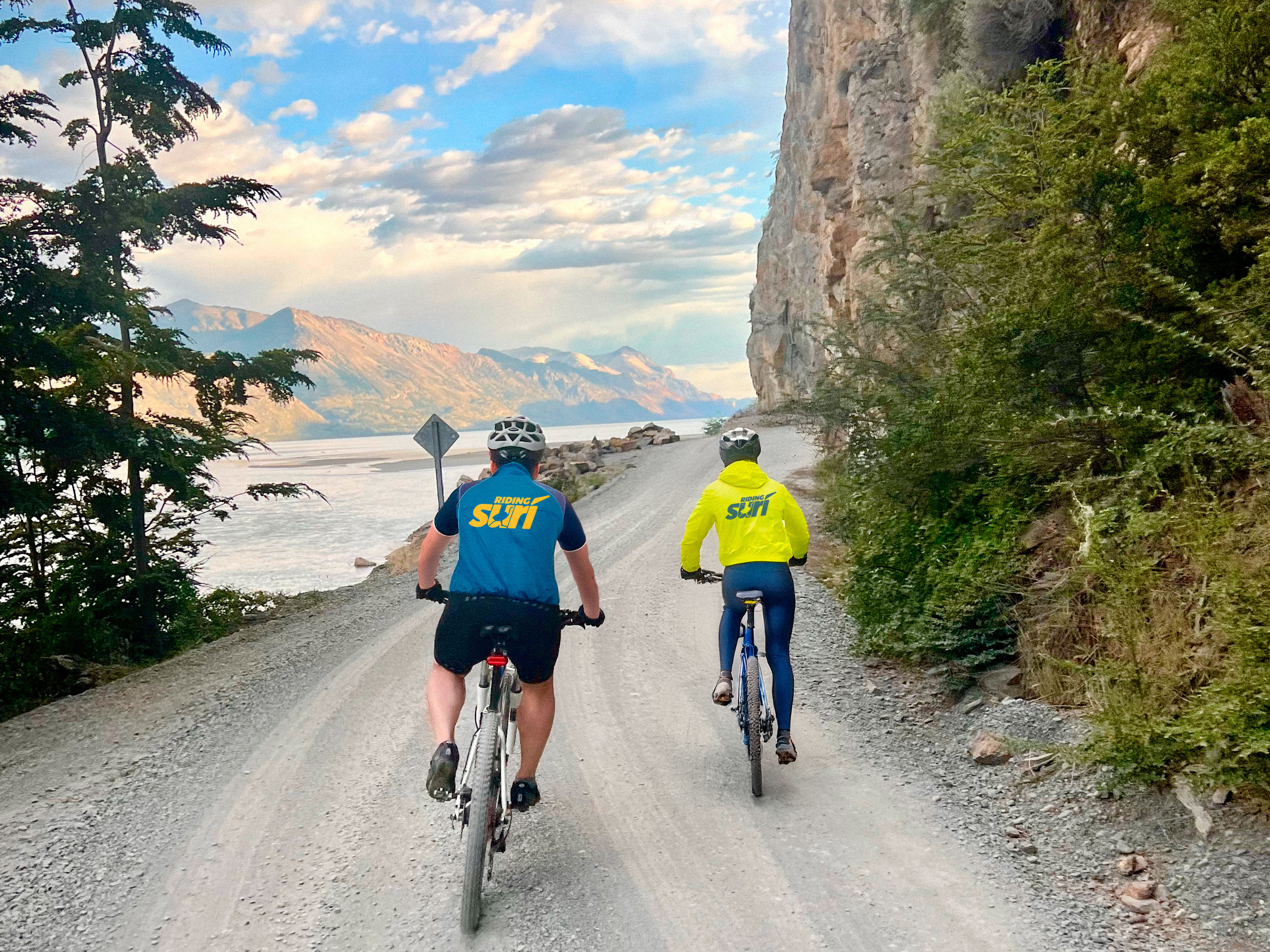 Cicloturistas SURI pedaleando hacia el Fin de la Carrera Austral, en el Lago O'Higgins