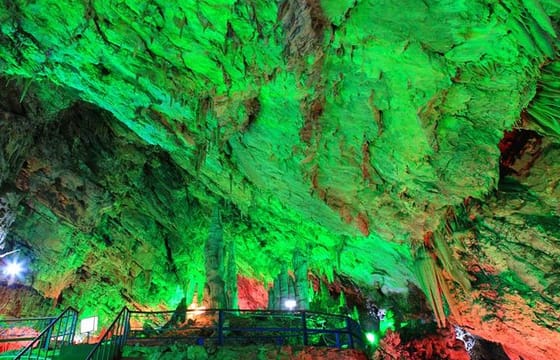 Private Day Tour to Jingdong Karst Cave including Shilinxia Glass Platform