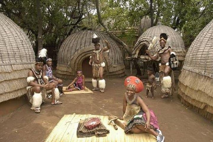 Cultural tour in Johannesburg - Villagers in front of their huts