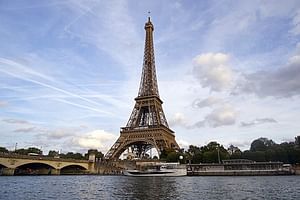 Paris Private trip with Eiffel Tower, Seine Cruise and professional photoshoot 