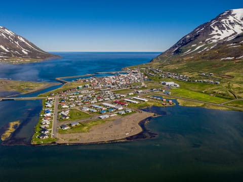 Private Arctic Coastline and Troll Peninsula, photo 4