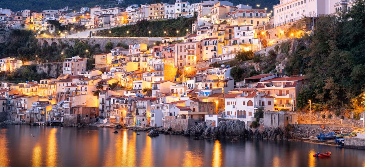 Vista panoramica di Scilla al tramonto dal mare