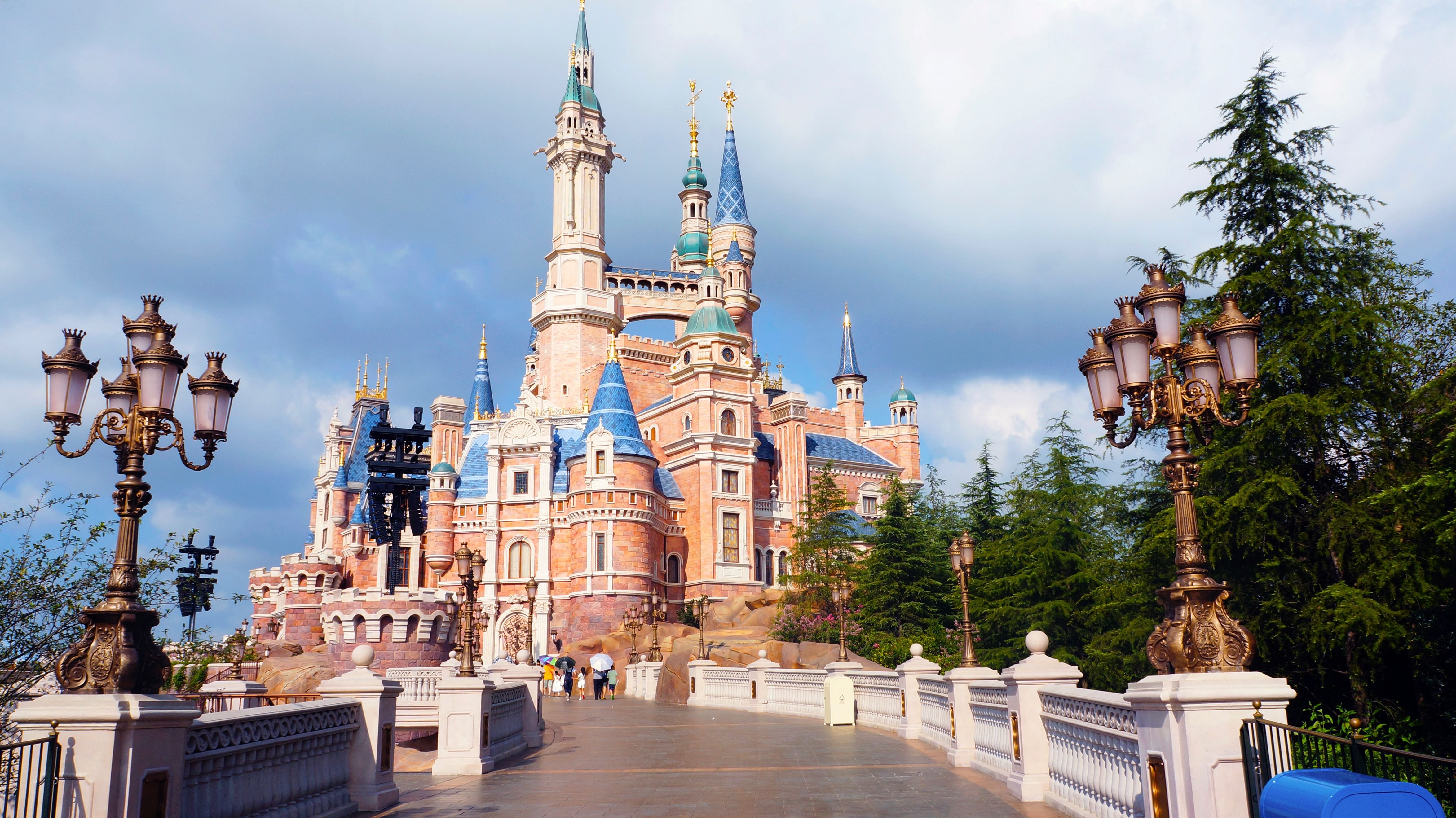 Disneyland or Disneysea 1-Day Ticket and Morning Ride from Tokyo Hotels