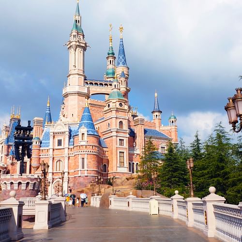 Disneyland or Disneysea 1-Day Ticket and Morning Ride from Tokyo Hotels
