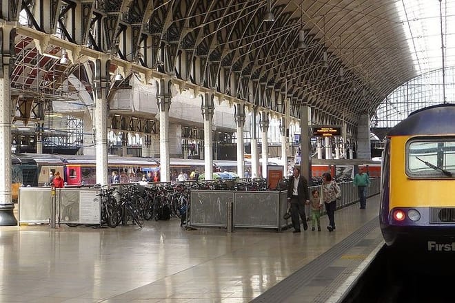Private transfers between Gatwick Airport - London Paddington Train Station photo 2